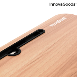 Тя разполага с поставка за таблет и телефон, а в долната й част са разположени отворите за кабели за зареждане.