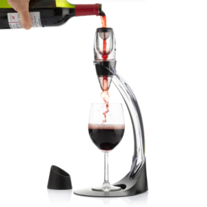 Професионален аератор InnovaGoods-V583 се използва за насищане на виното с кислород, като по този начин омекотява танините и усещането за киселинност.