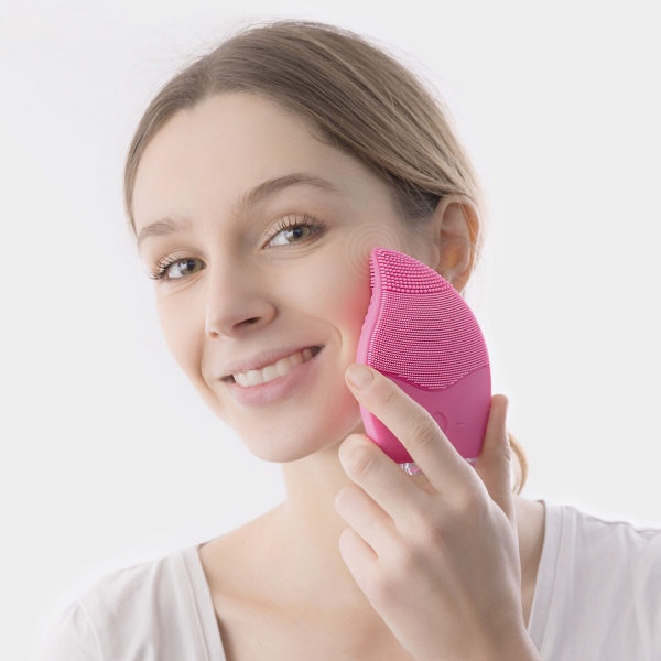Силиконова четка за почистване на лице InnovaGoods-682 бързо и лесно се почиства и масажира кожата, подобрява се кръвообращението и се повишава ефикасността на козметичните продукти за лице