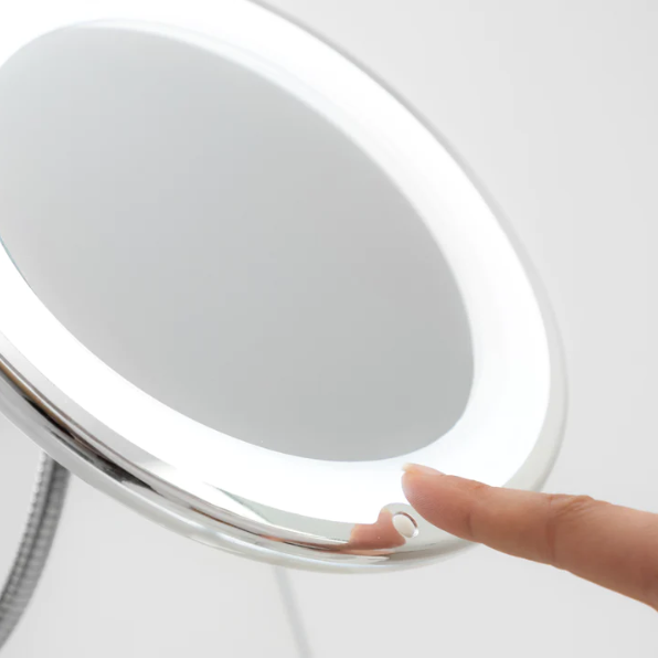 Огледалото осигурява оптимална бяла LED светлина, която може да бъде включена/изключена посредством бутон.