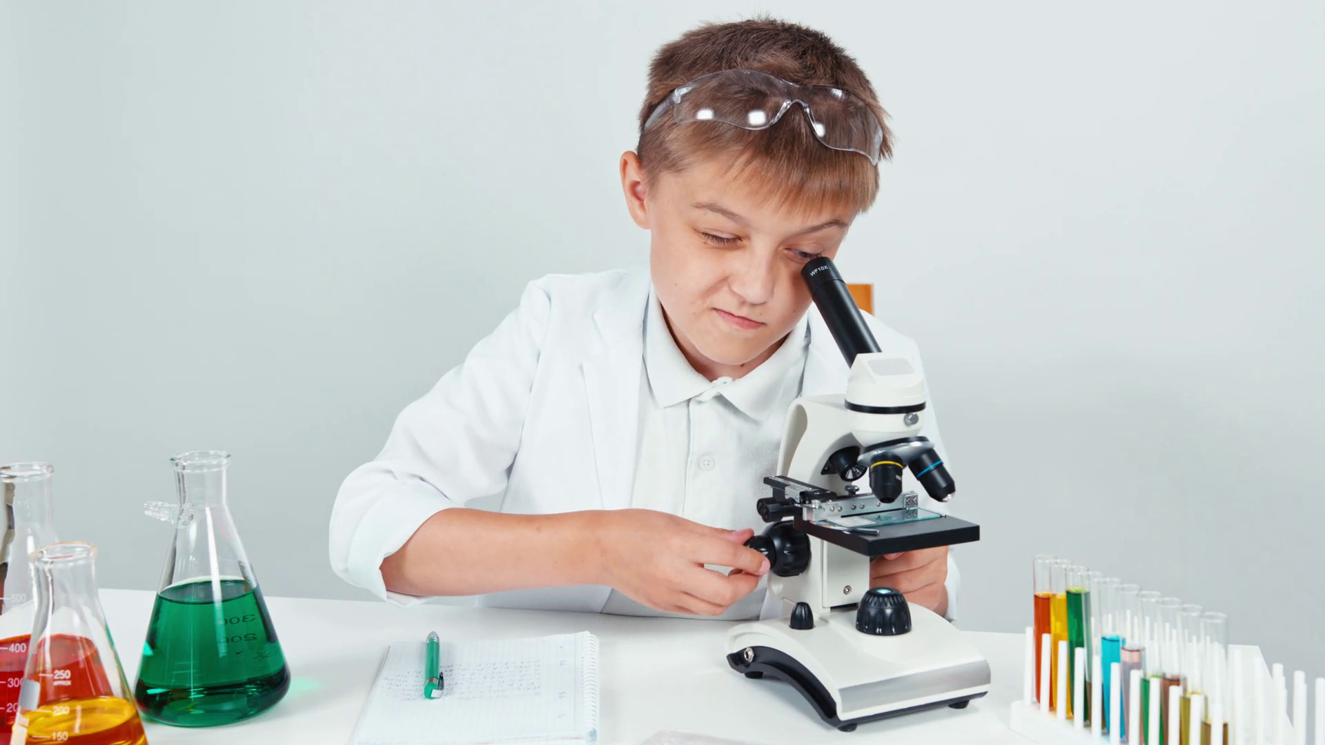 Дете използва микроскоп