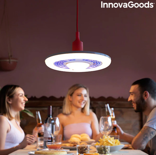 InnovaGoods KL236 излъчва UV светлина, която привлича и унищожава крилатите насекоми, веднага щом приближат до нея.