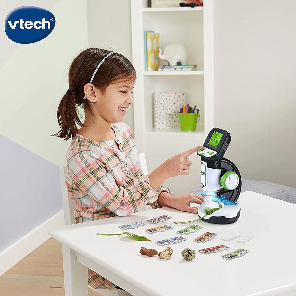 дете което си играе с детски микроскоп Vtech GENIUS XL