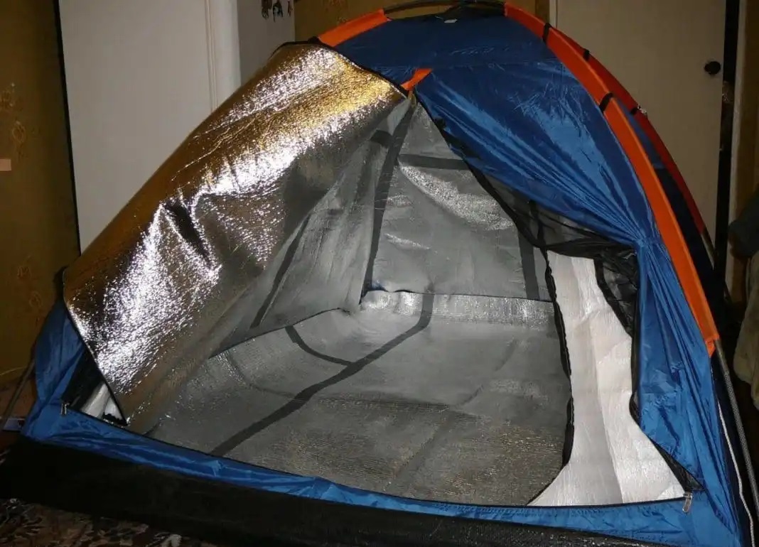 Изолация на палатка с полиетилен.