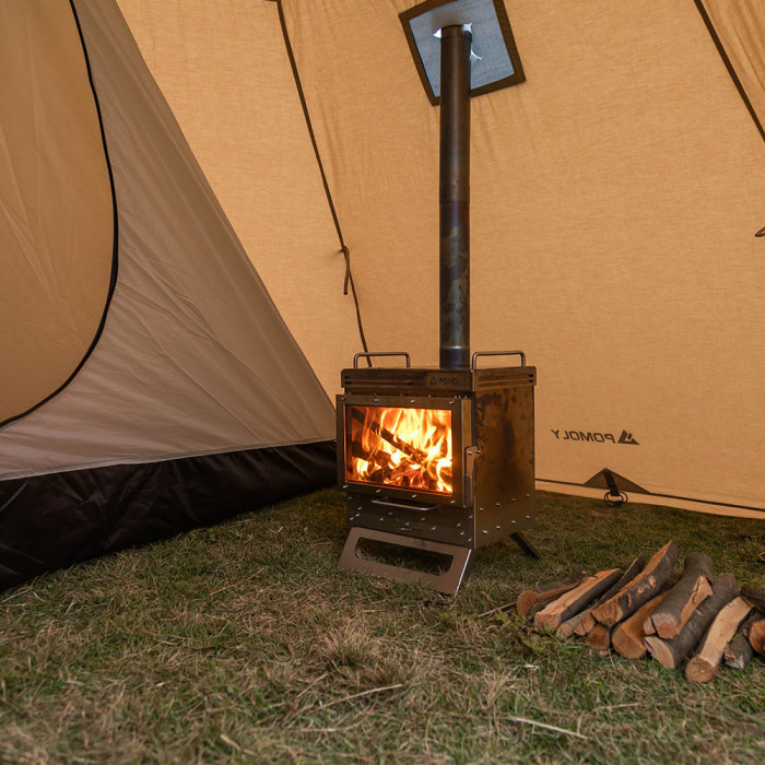 Отопление на палатка с къмпинг печка на дърва.