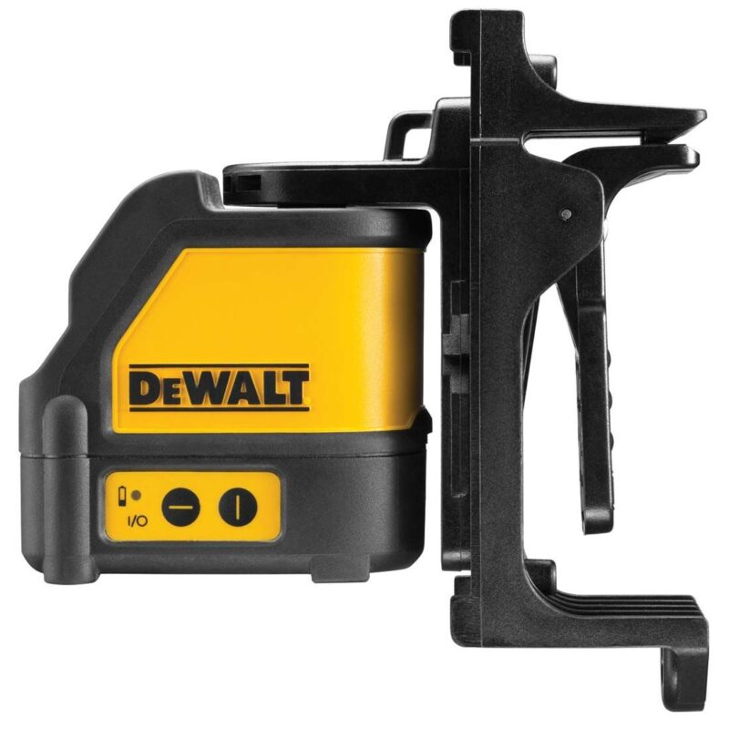 Близък план на лазерния нивелир DeWALT DW088K-XJ, показващ бутоните за управление и конструкцията му.