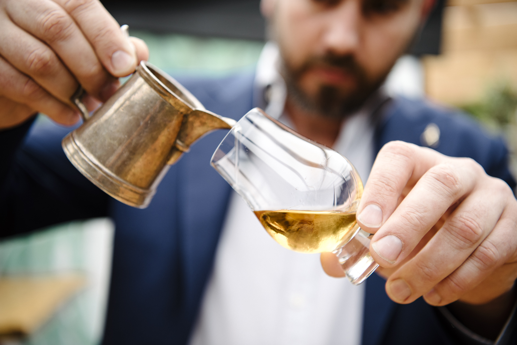 човек Разрежда Ракия с Вода 