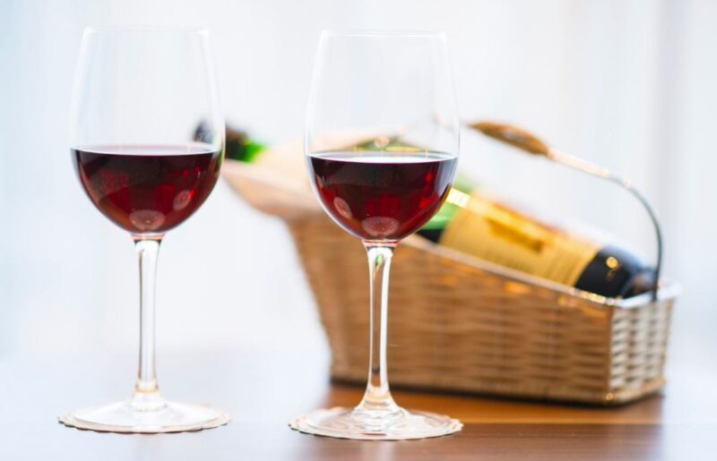 Аериране на Вино - две стъклени чаши с вино