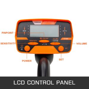 Контролен панел на LCD дисплей на металдетектор с маркирани функции за точност, чувствителност и звук. Оранжев корпус с черен дръжка, показващ регулатори за 'SENS', 'PINPOINT', 'VOLUME' и 'SET'