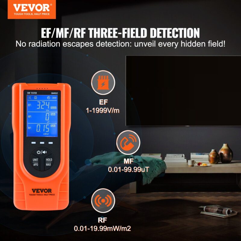 EMF детектор VEVOR EM4552 в оранжев корпус, показващ измервания на електрически (EF), магнитни (MF) и радиочестотни (RF) полета. Текстът подчертава възможността за триполево откриване и измервателните диапазони: EF (1-1999V/m), MF (0.01-99.99μT), RF (0.01-19.99mW/m²). Фоновото изображение включва телевизор и модерно обзавеждане.