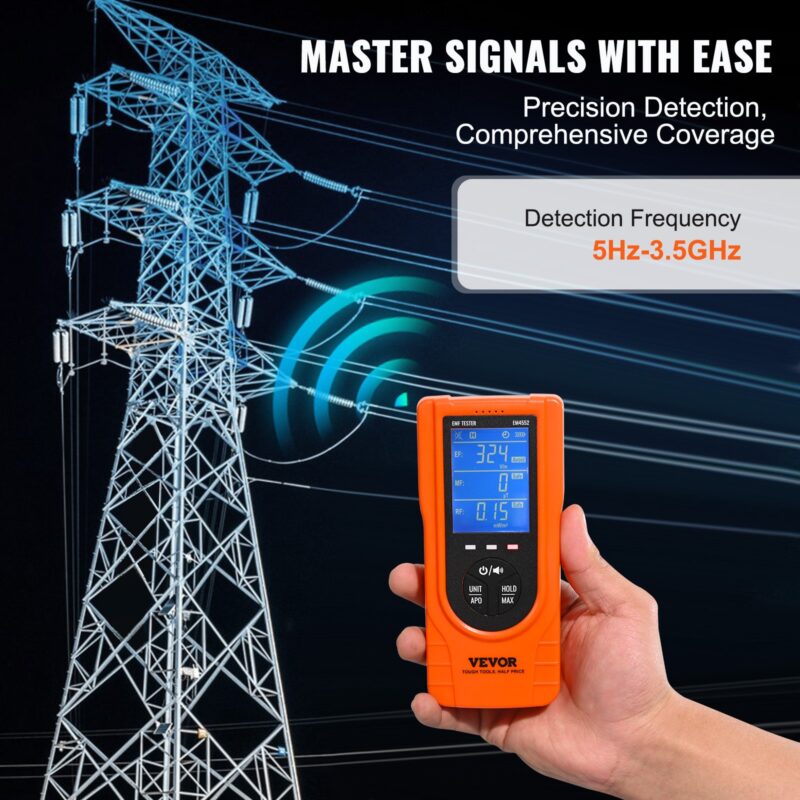 EMF детекторът VEVOR EM4552, държан в ръка, измерва електромагнитните полета близо до високоволтови електропроводи. Изобразени са сини вълни, излизащи от детектора, символизиращи засичането на сигнали. Текстът споменава широк честотен обхват на откриване: 5Hz-3.5GHz.