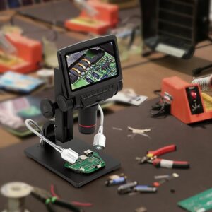 Микроскоп Andonstar ADSM301 в сервизна среда – използван за инспекция и диагностика на печатна платка с ясно изображение на 5-инчовия дисплей.