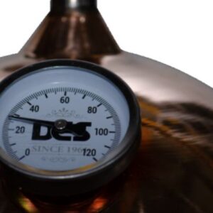 Аналогов термометър, монтиран на капака на медния казан