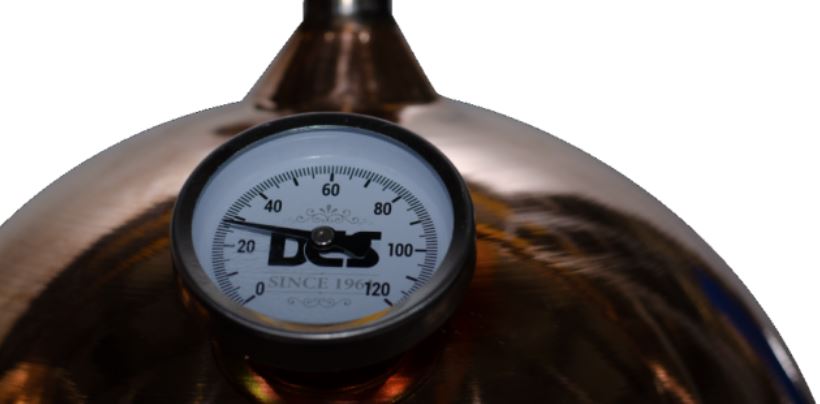 Аналогов термометър, монтиран на капака на медния казан