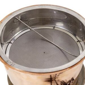 Вътрешен изглед към медния казан с поставена неръждаема кошница за ароматни дестилати и билки