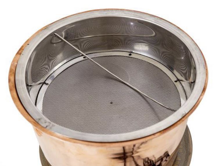 Вътрешен изглед към медния казан с поставена неръждаема кошница за ароматни дестилати и билки