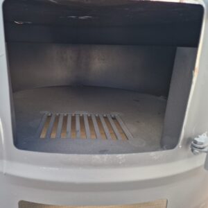вътрешен изглед на пещта на газ или дърва