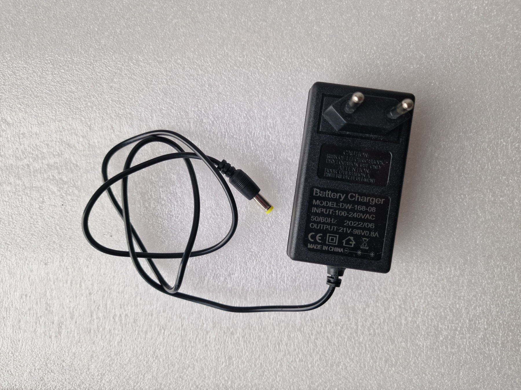 Зарядно устройство за акумулаторен трион Jiafen 21V, Зареждащ куплунг 5.5 x 2.1 милиметра - Image 2